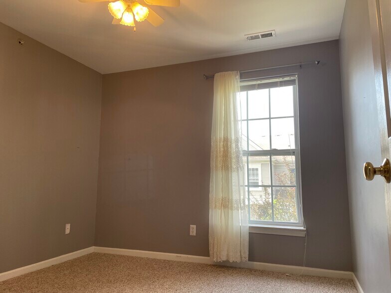 Building Photo - 10102 W Midway Ct