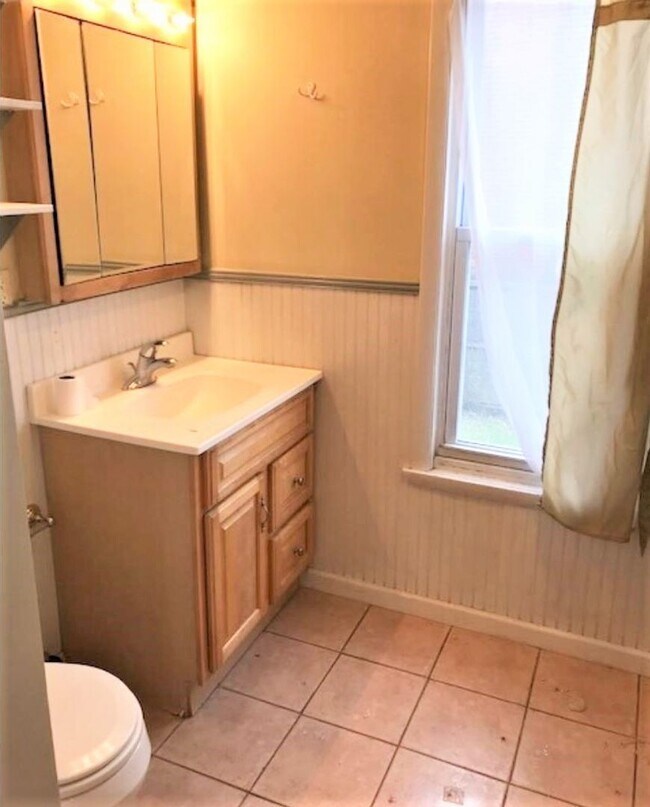 Building Photo - 127 Sumac St