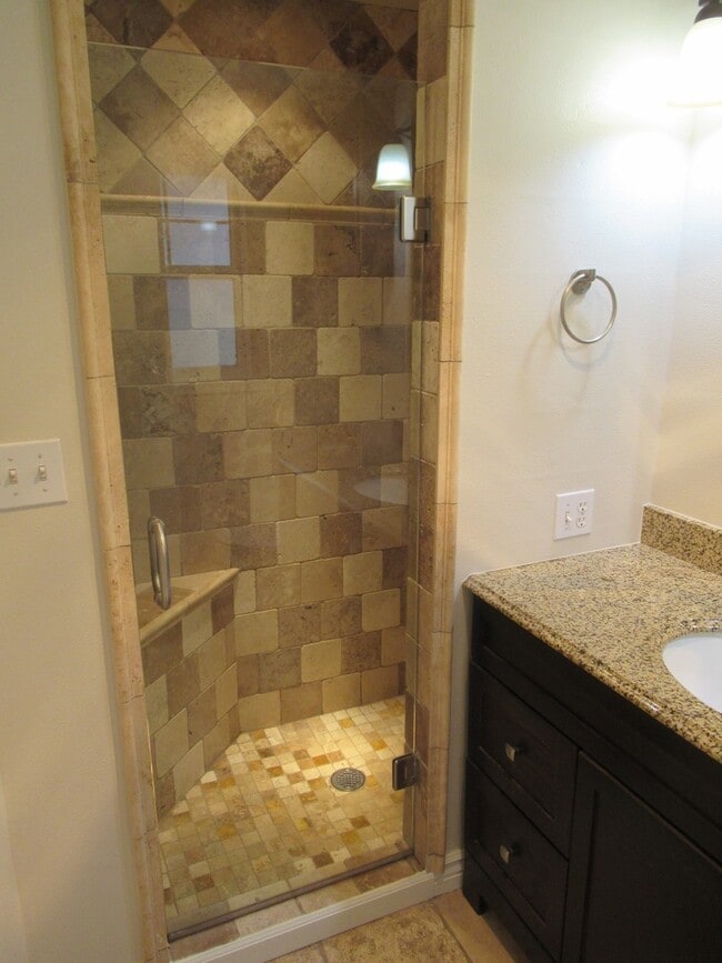 Building Photo - Four Bedroom Home in the Hills of South Salem