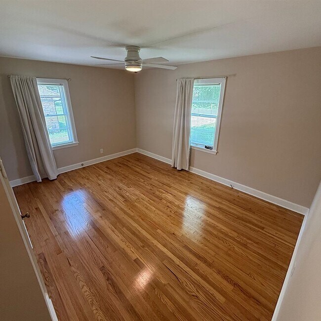 Building Photo - 1704 Kenton St