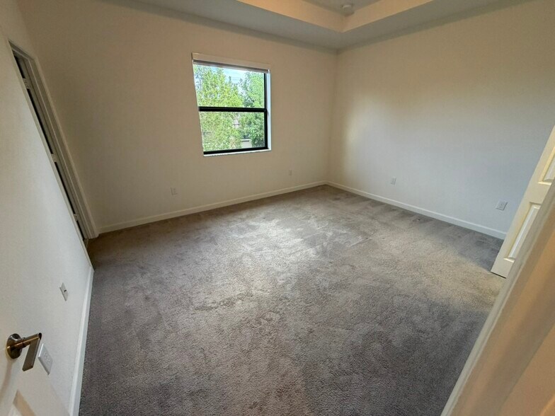 MASTER BED - 21001 NE 8th Ave