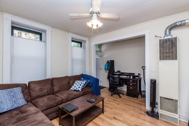 Building Photo - Wicker Park 1bed/1bath in AMAZING LOCATION! Internet & Laundry Included!