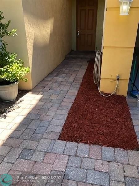 Building Photo - 1018 Pipers Cay Dr