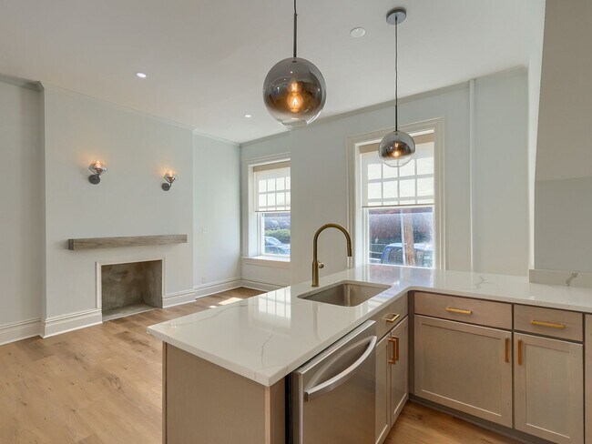 Building Photo - 1701 N Front St