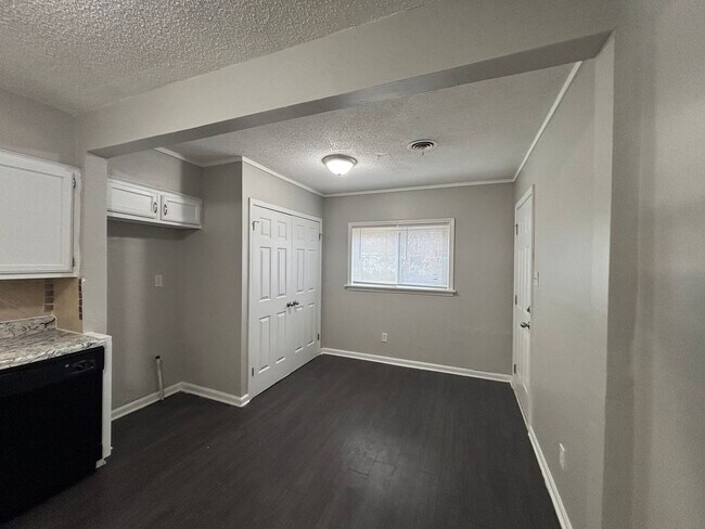 Building Photo - 837 Homer St