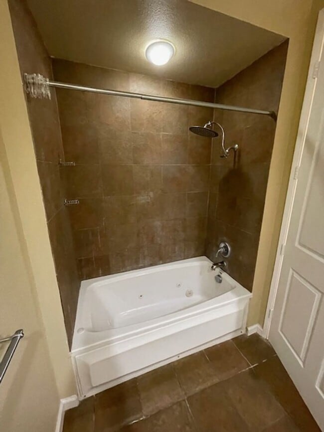 Building Photo - Golf Course Views! Upgraded: 2 bed/ 2 bath...