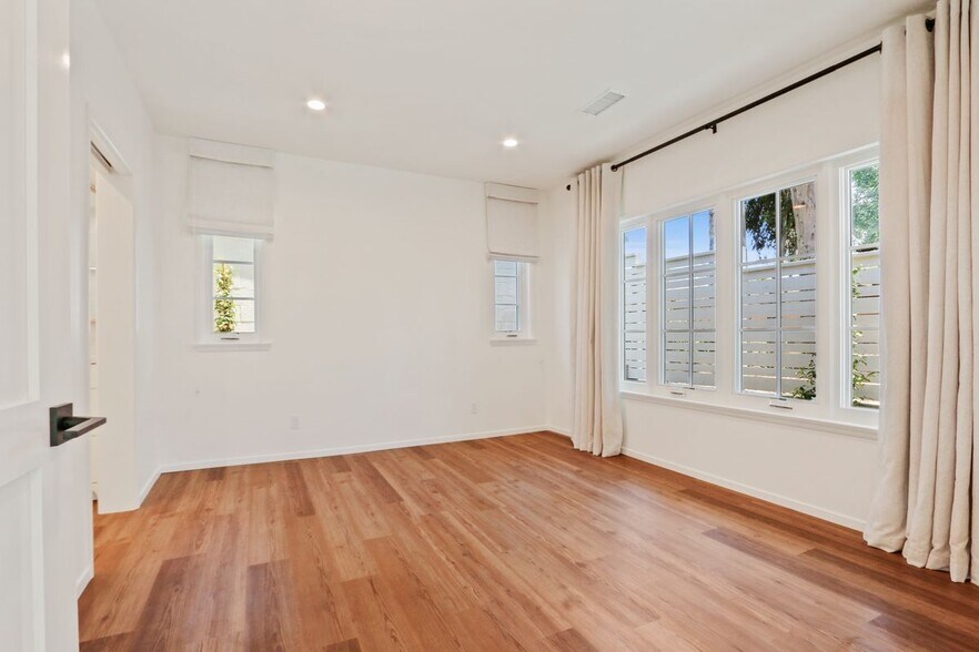 Building Photo - 3308 Palos Verdes Dr N