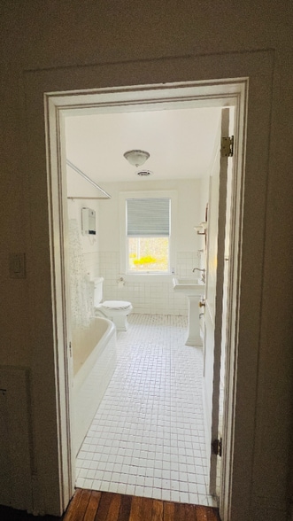 Building Photo - 812 Tyler Ave