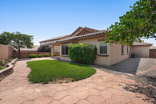 Building Photo - 224 Valle Alto Dr NE