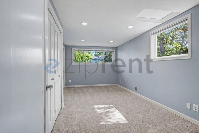 Building Photo - Unit