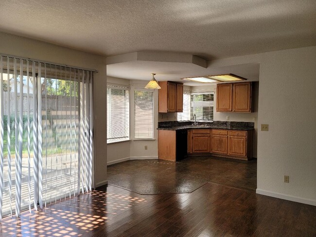 Building Photo - 1709 Evergreen Dr