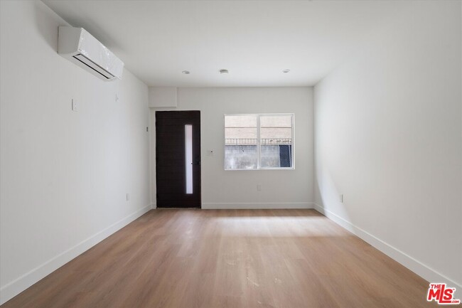 Building Photo - 3754 1/2 Veteran Ave