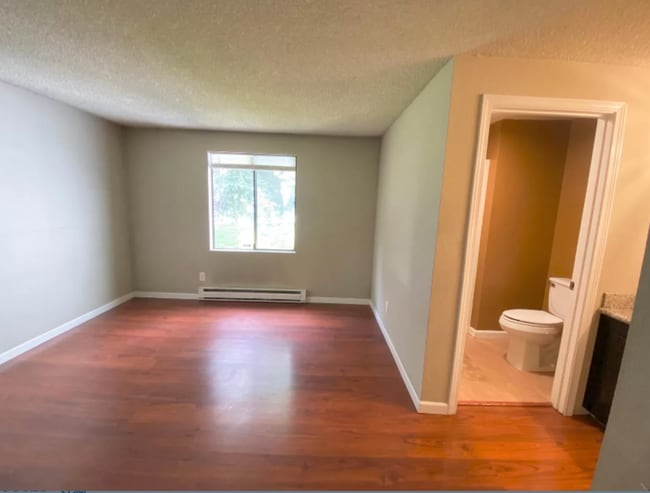 Building Photo - Spacious top floor condo with 3 sizable bedrooms & 2 baths