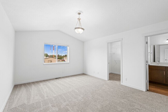 Building Photo - Modern Townhome for rent near the River Di...