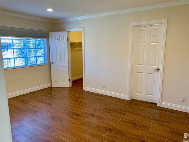 Building Photo - Luxury Upstairs 2 Bedroom Apartment in La ...