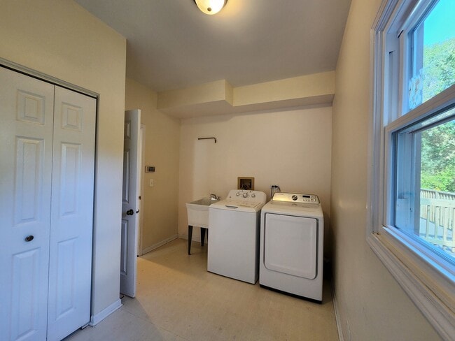 Building Photo - 3220 Indian Creek Dr