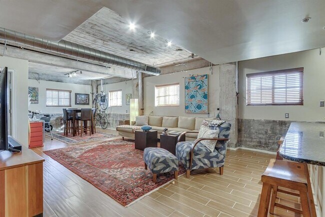 Building Photo - 1209 N Harvey Ave