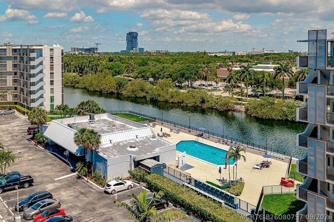 Building Photo - 3475 N Country Club Dr