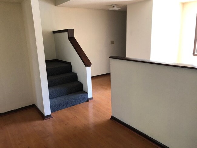 Building Photo - 3 Bedroom Townhome on Quite side of East C...