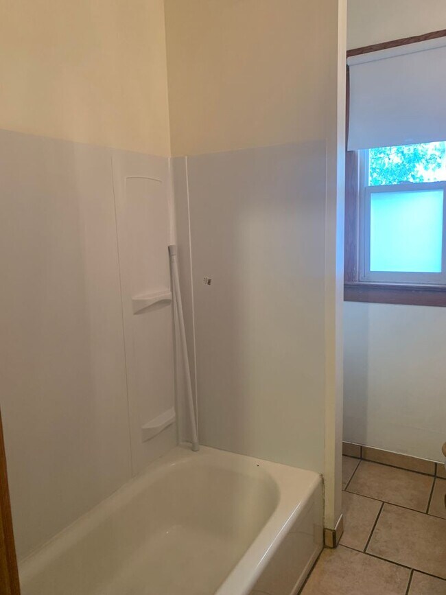 Building Photo - Spacious 3 bedroom home with two separate ...