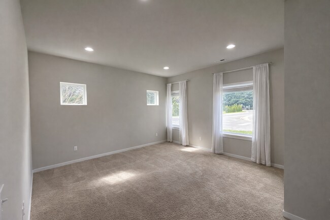 Building Photo - Spacious 4-Bedroom Home with Balcony and Fenced Yard in Marysville