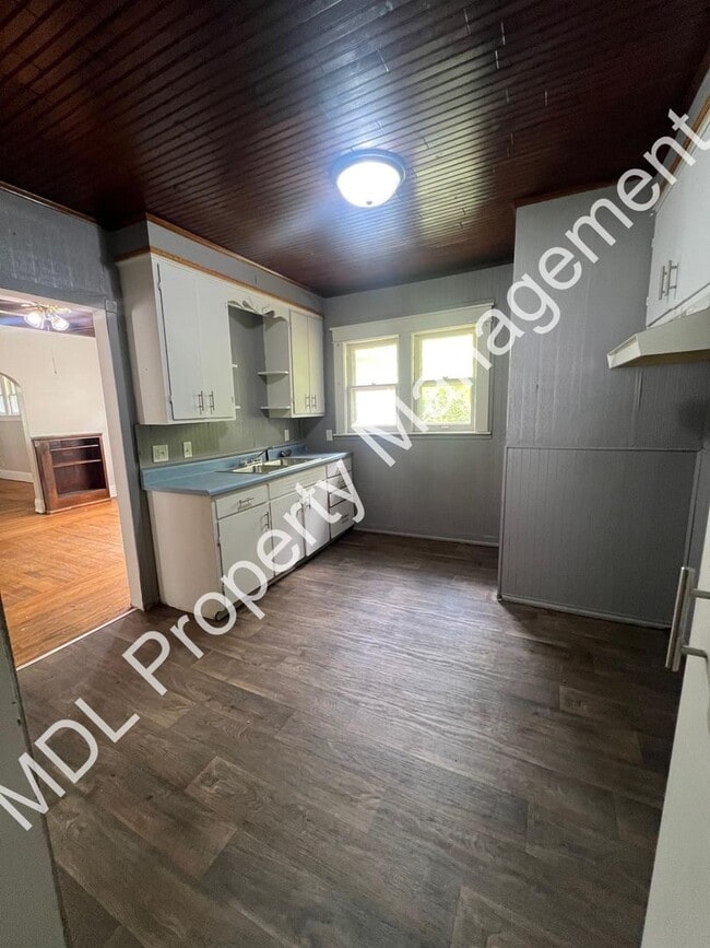 Building Photo - Charming 3 bedroom 2 bath