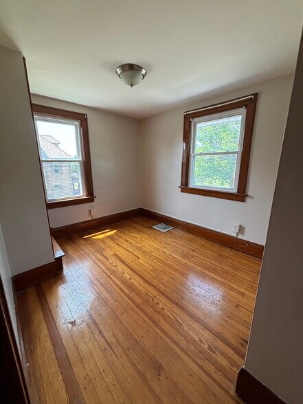 Building Photo - 305 E Park Ave