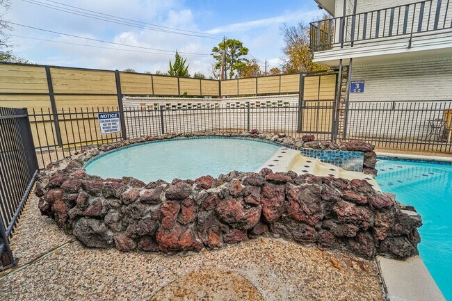 Building Photo - 2807 Beauchamp St