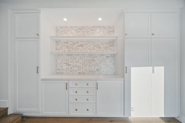 Building Photo - Stunning Home for Entertaining in Highly S...