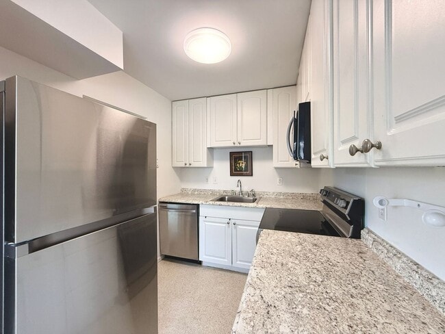 Building Photo - Water & Cable Included • 55+ Community - C...