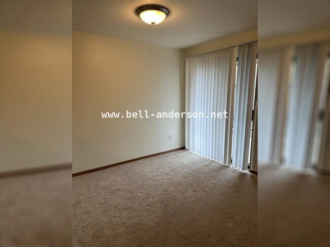Building Photo - 2 Bedroom, 3 Bathroom Townhome Available for Immediate Move In
