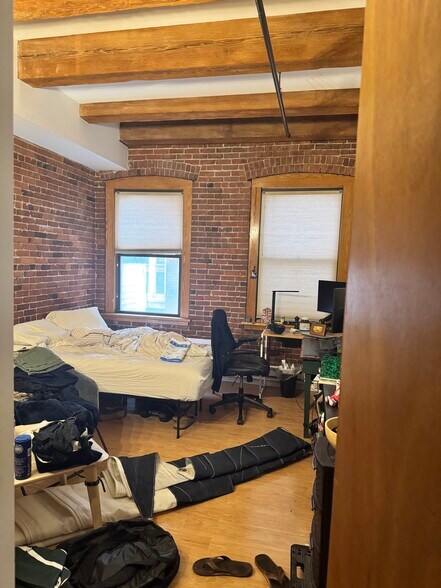 Building Photo - 262 Friend St