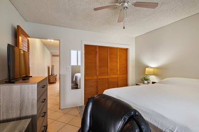 Building Photo - Furnished 1 Bed 1 Bath Condo. Includes Electric, Water, Sewer & Gas. Ample unassigned parking.