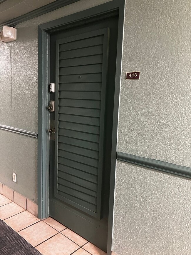 Building Photo - Furnished Beachside Studio Apartment