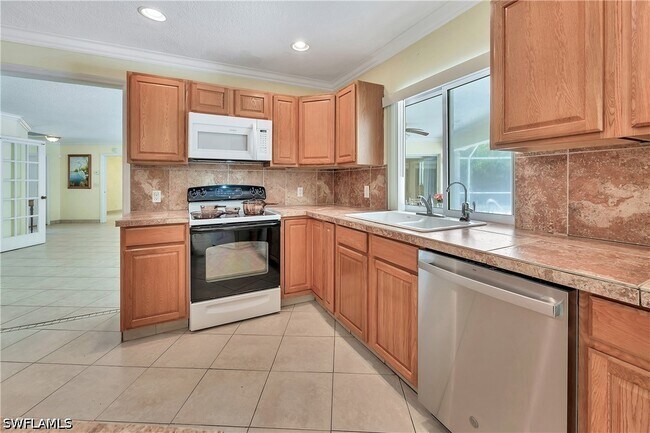 Building Photo - 639 Pompano Dr