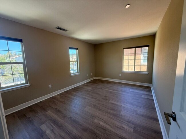 Building Photo - Model Home in desirable Moorpark Highlands!