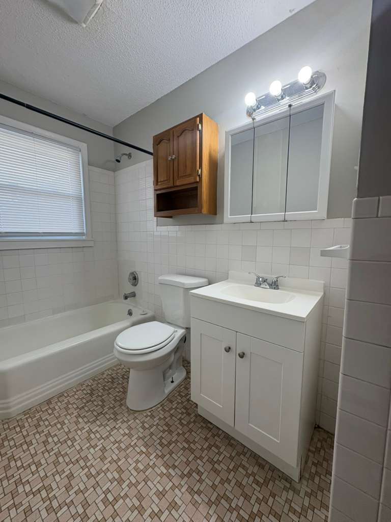 Building Photo - 281 Augur St