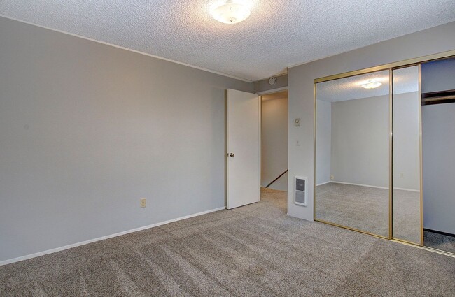 Building Photo - Heigh 710-712