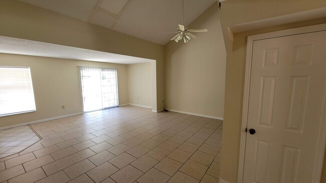 Building Photo - 611 W Oak Terrace Dr