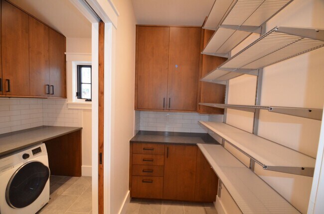 Building Photo - 300 Washington Rd