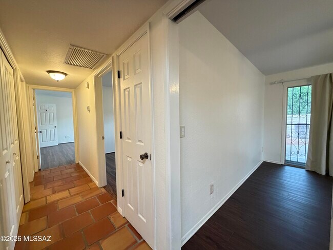 Building Photo - 5213 N Tigua Dr