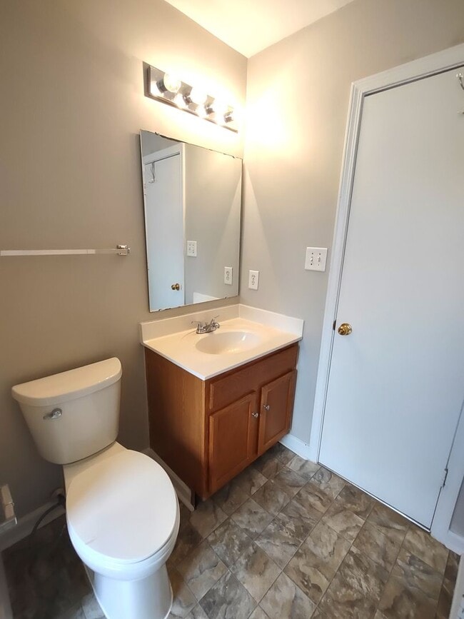Building Photo - Move-In Ready Home located in the Back Cre...