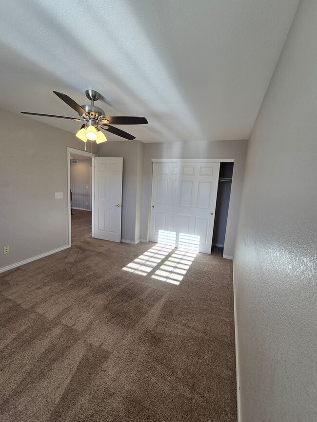 Building Photo - Large 4 bed with study and loft  in Vista Pointe