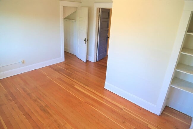 Building Photo - ON MONROE! Remodeled 4 Bed/2 Bath Better than on Campus