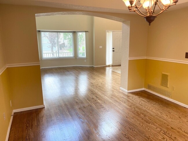 Building Photo - Large Clean Home in Aurora