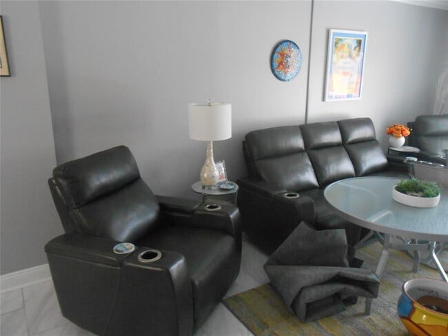 Building Photo - 4540 N Ocean Dr