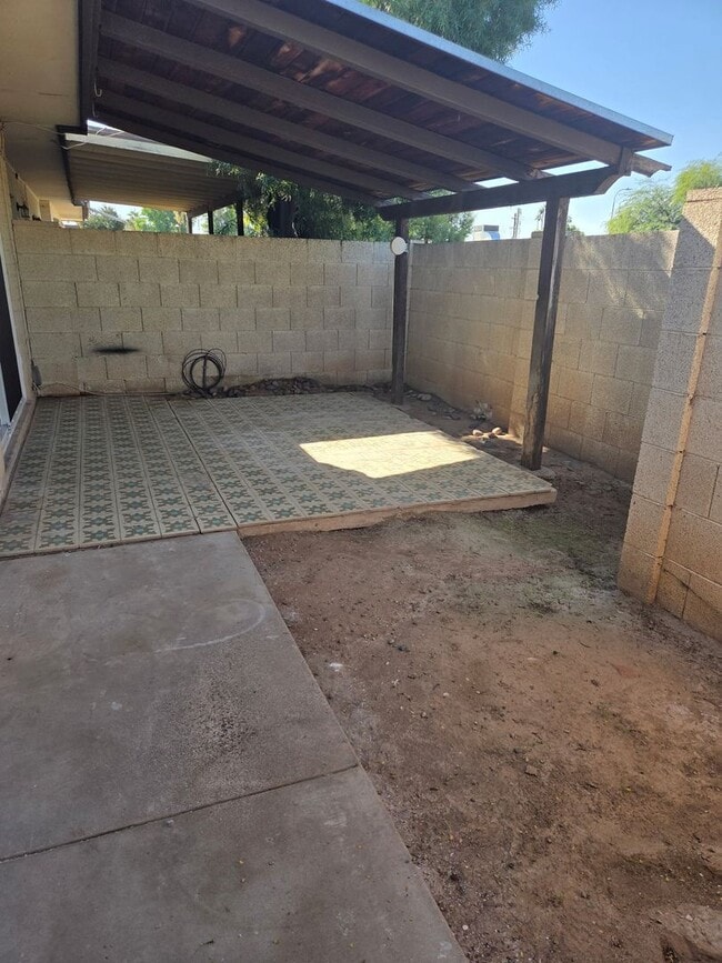 Building Photo - *JUST REMODELED* 2 bed 1 bath townhouse***2 WEEKS FREE OFF FIRST MONTH RENT***