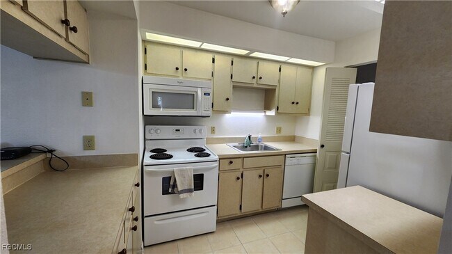 Building Photo - 8151 S Woods Cir
