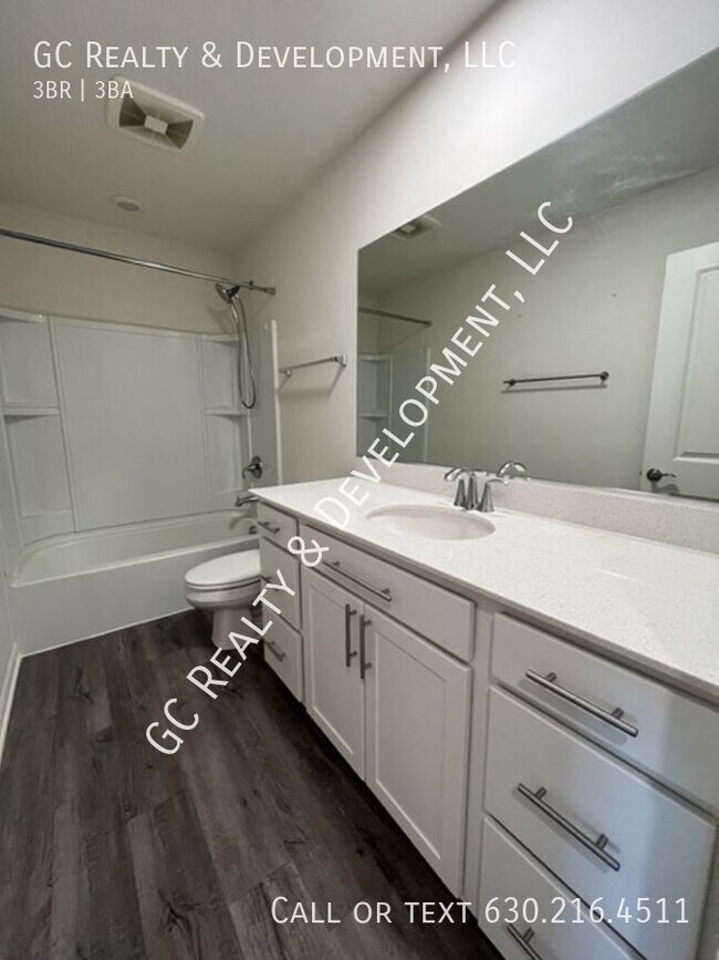 Building Photo - ***WOODLORE ESTATES / 3 BDRM / 2.5 BTH / A...