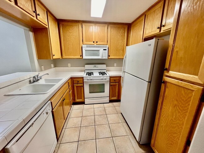 Building Photo - Welcome to this beautiful 3-bedroom, 2-bathroom condo in the desirable Avalon at Eagles Crossing